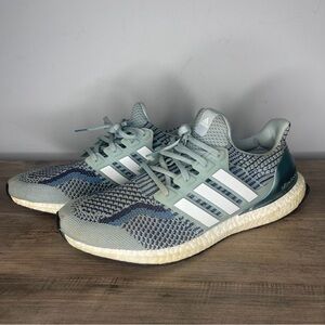 Men’s ultra boost Adidas gray White Athletic Sneakers tennis shoes size 11